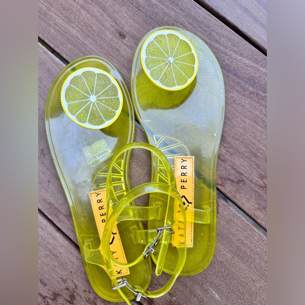 Katy Perry Lemon Yellow Jelly with a Lemon Design (Size 7)
